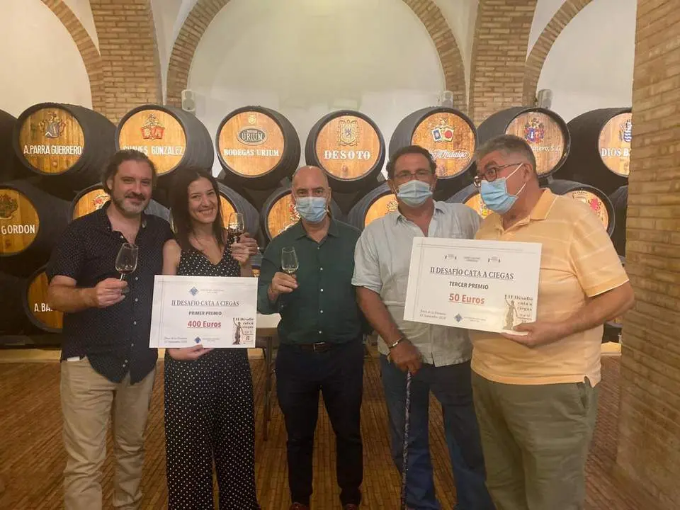 Luis Flor y C&eacute;sar Salda&ntilde;a con los equipos ganadores.  - Viva
