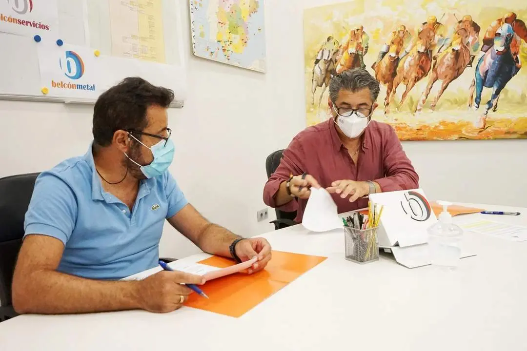 Ram&oacute;n Caballero y Manuel Dom&iacute;nguez certificando el acuerdo - A. I.