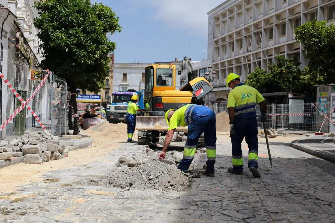 Trabajadores en la plaza Esteve.  - Oliverio Ruiz