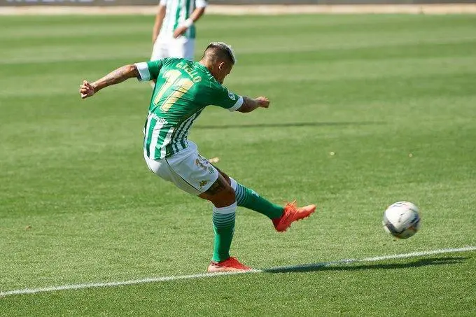 El extremo catal&aacute;n del Real Betis, Cristian Tello, golpea el bal&oacute;n para batir a Fernando Pacheco y hacer el gol ante el Alav&eacute;s.  - rbb