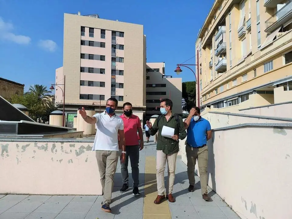 Salda&ntilde;a en su visita con los vecinos de la calle Circo - PP