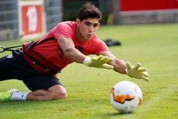 El portero marroqu&iacute;, Yassine Bono, durante un entrenamiento en la ciudad deportiva la pasada campa&ntilde;a. - sfc