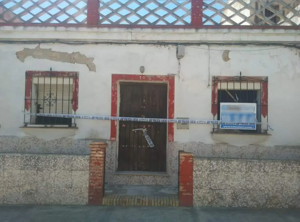 Denuncian el estado ruinoso de una casa abandonada junto a un parque p&uacute;blico