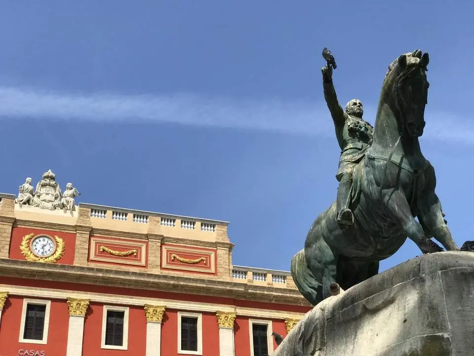 Estatua del general Varela en la plaza del Rey. - A. Atienza