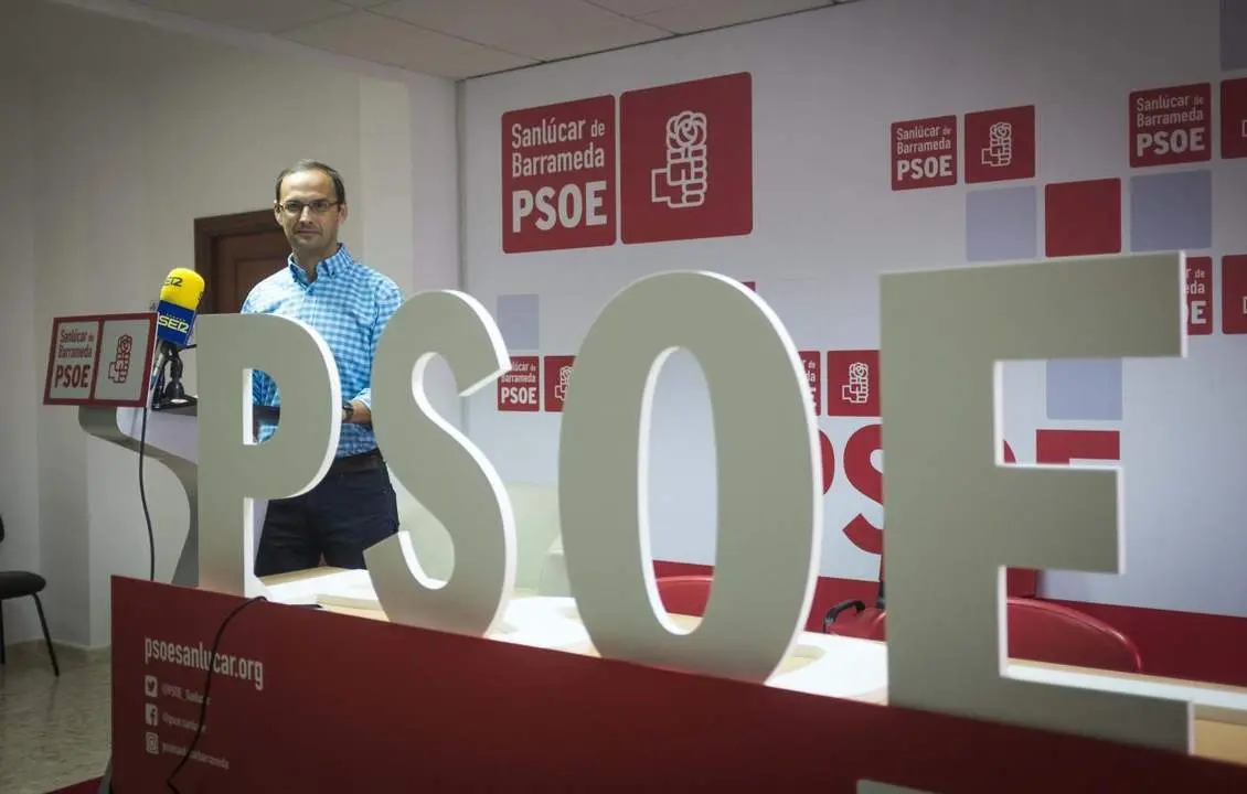 V&iacute;ctor Mora, alcalde y secretario general del PSOE de Sanl&uacute;car, en rueda de prensa. - Informaci&oacute;n.