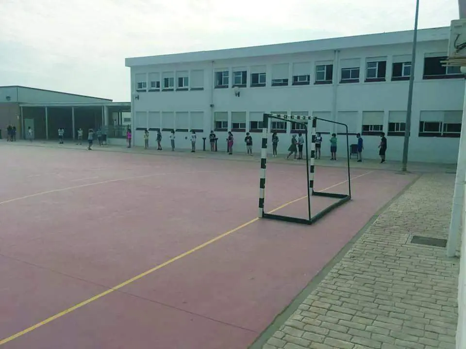 Alumnos en el CEIP San Jos&eacute; Obrero en el patio haciendo cola guardando la distancia de seguridad.  - CEIP San Jos&eacute; Obrero