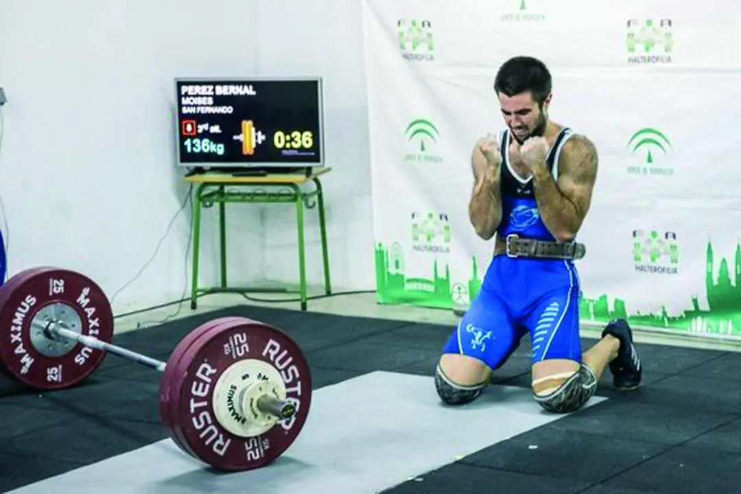 El sanluque&ntilde;o Mois&eacute;s P&eacute;rez celebra el tercer puesto obtenido en San Fernando - A. I.