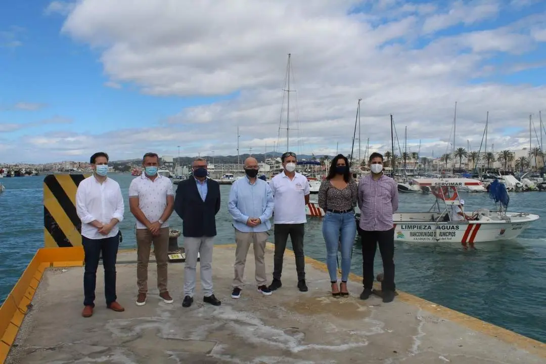 Presentaci&oacute;n del servicio de limpieza de las aguas superficiales del litoral de la Axarqu&iacute;a Costa del Sol. - VM