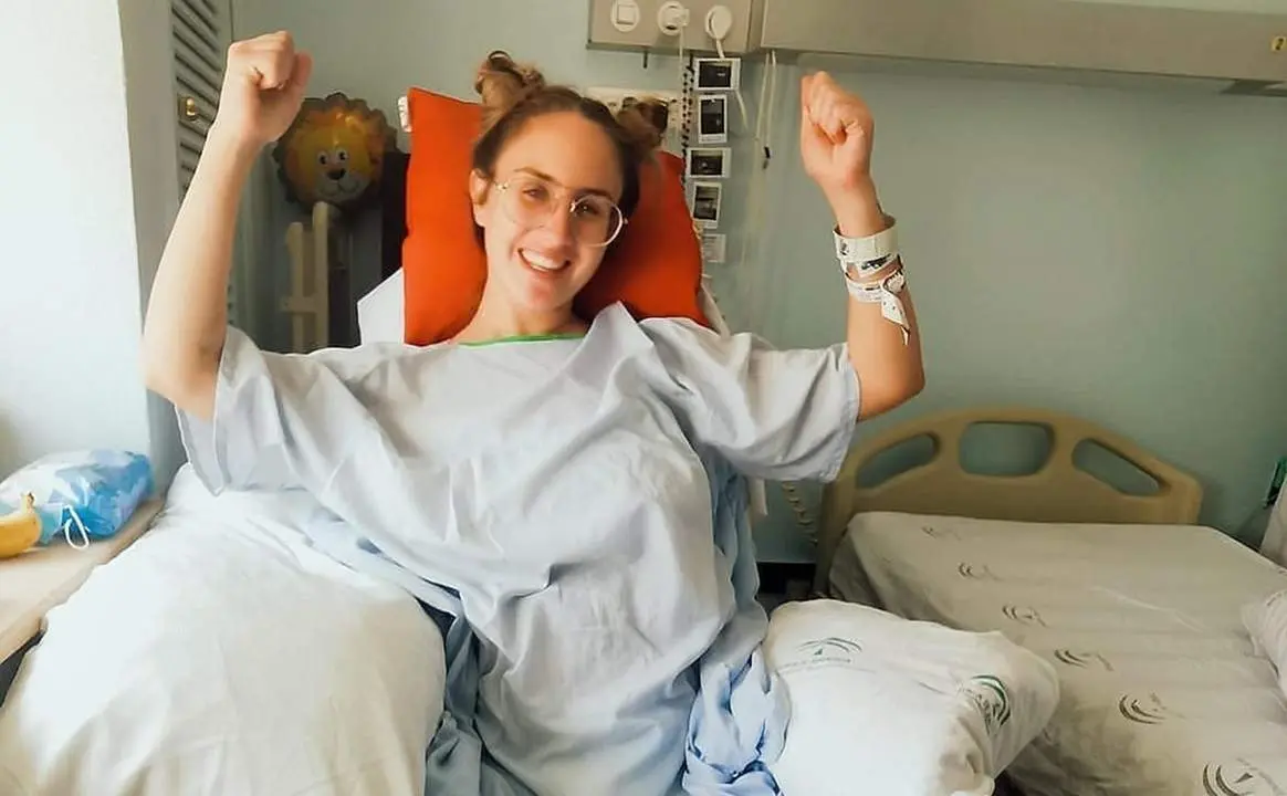 Laura L&oacute;pez posa sonriente en su habitaci&oacute;n del hospital - Laura L&oacute;pez