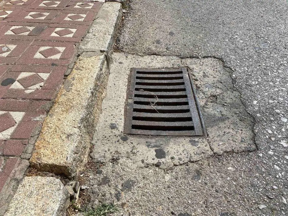 Imbornal en Los Barrios. - AI