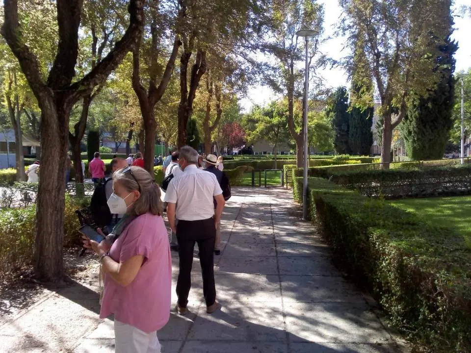 Profesores y personal de administraci&oacute;n esperando las pruebas en el campus de Reina Mercedes. - CEDIDA