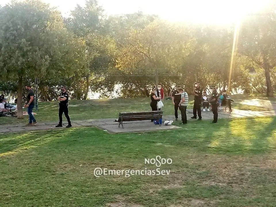 Labores disuasorias de la Polic&iacute;a Local con el botell&oacute;n.  - @EmergenciasSev