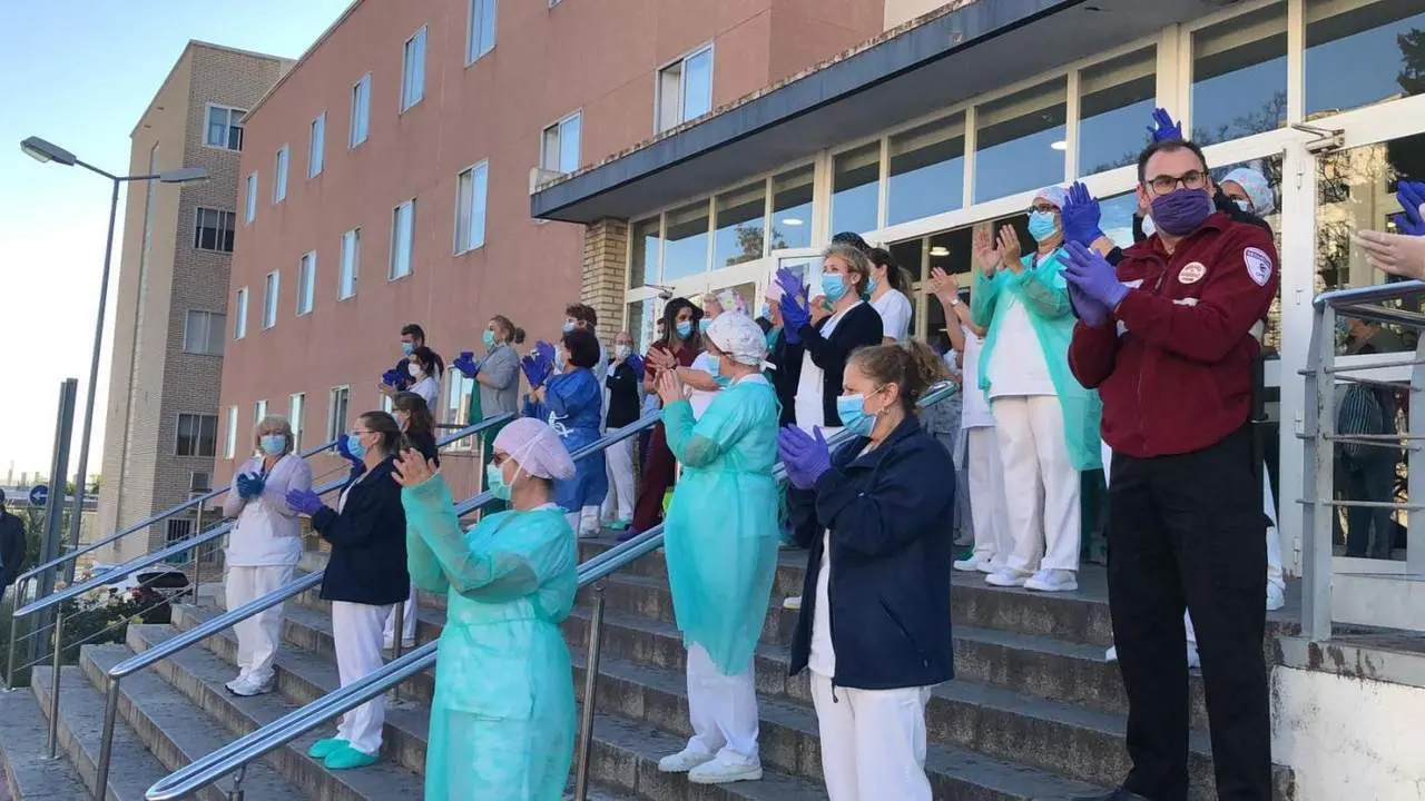 Sanitarios del hospital de Jerez recordando a un compa&ntilde;ero fallecido por Covid. - Viva Jerez
