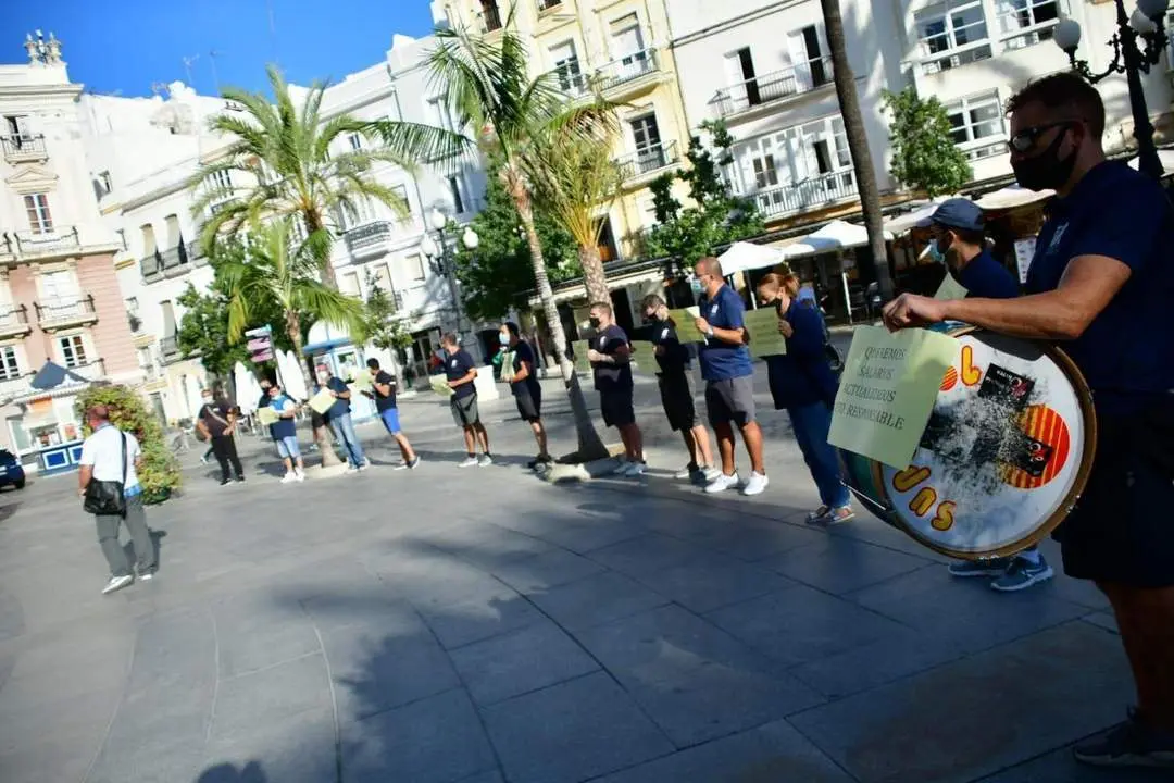 Trabajadores concentrados frente al Ayuntamiento. - Eulogio Garc&iacute;a