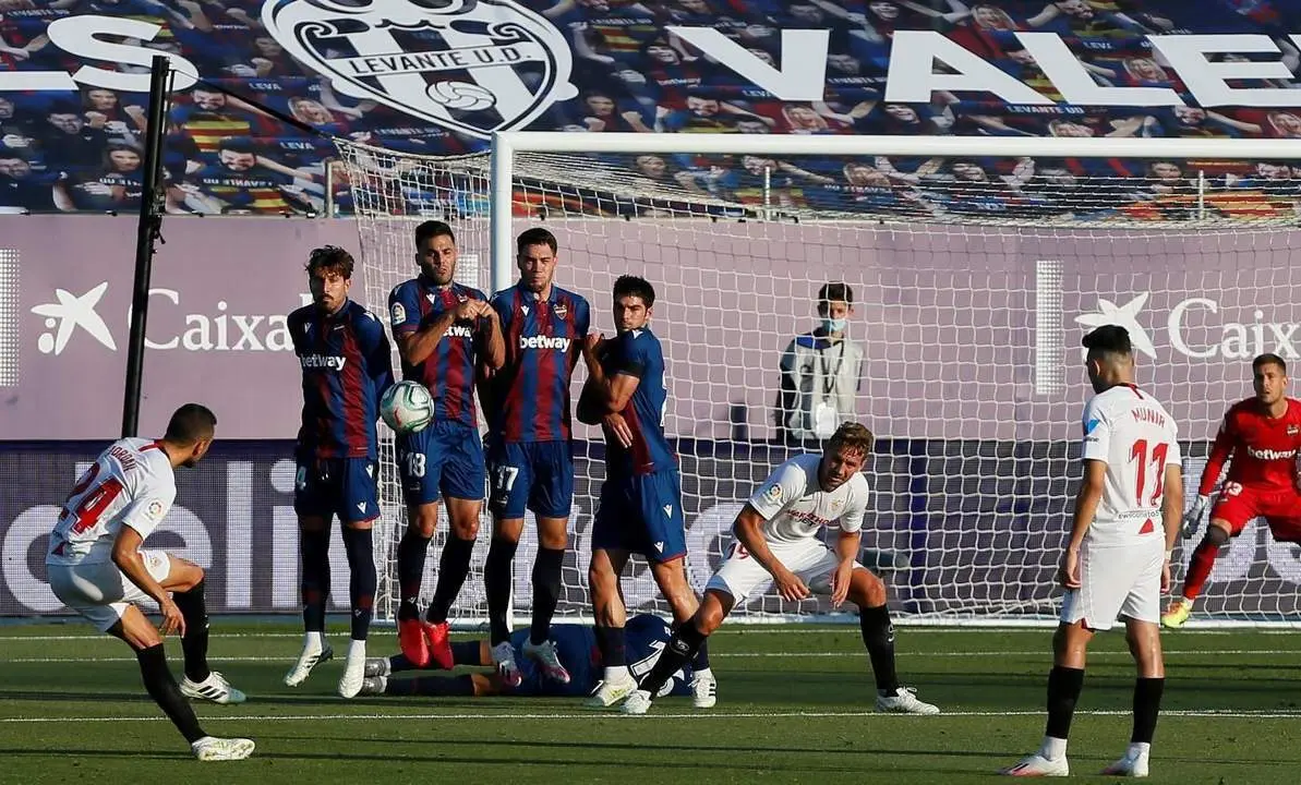 El centrocampista del Sevilla, Joan Jord&aacute;n, lanza una falta en el amistoso de pretemporada ante el Levante. - sfc