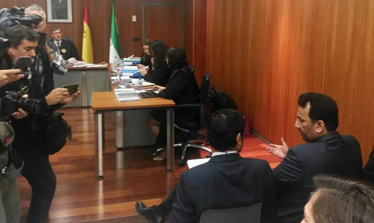 Foto de archivo del jeque Al-Thani en un juicio por las acciones. - EP