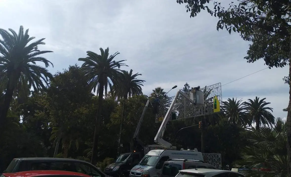 Imagen de archivo del montaje de las luces de Navidad en el centro de M&aacute;laga. - EP