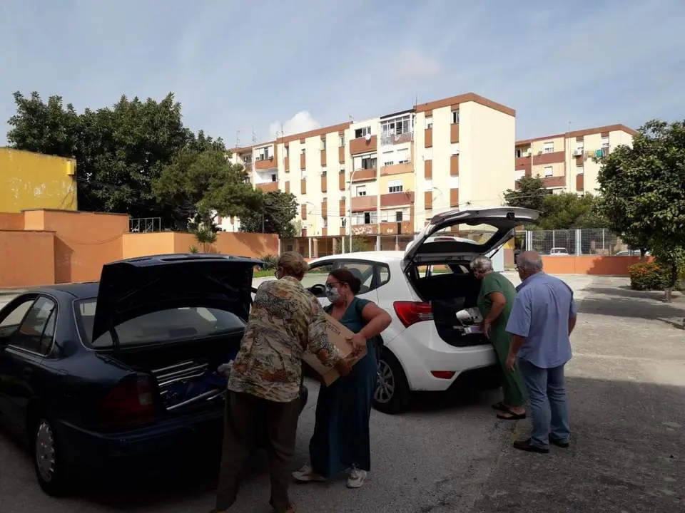 Donaci&oacute;n de alimentos en La L&iacute;nea. - AI