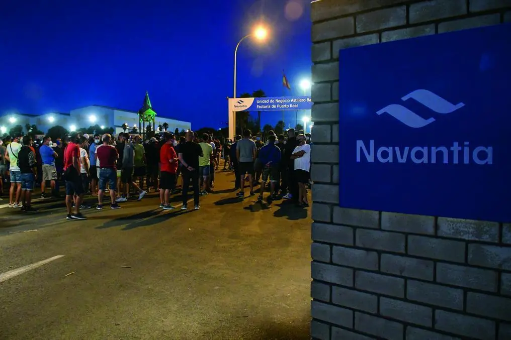 Concentraci&oacute;n de los empleados de Navantia y empresas auxiliares en Puerto Real este agosto.  - Eulogio Garc&iacute;a