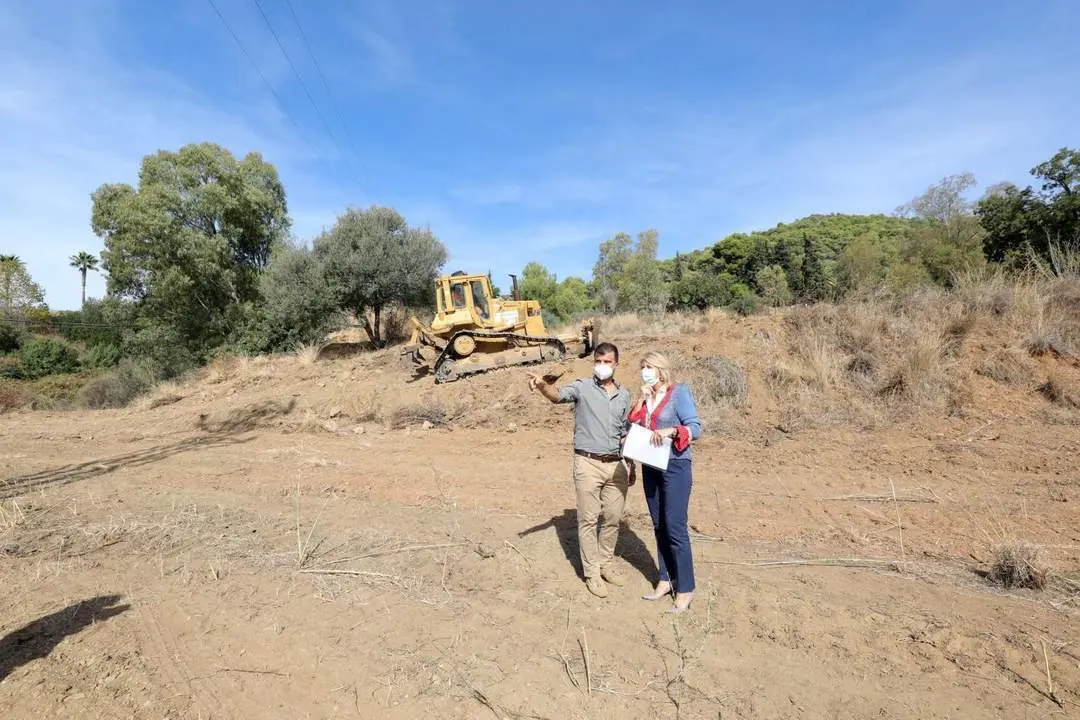 La alcaldesa de Marbella y el edil de Obras visitaron la parcela. - VM