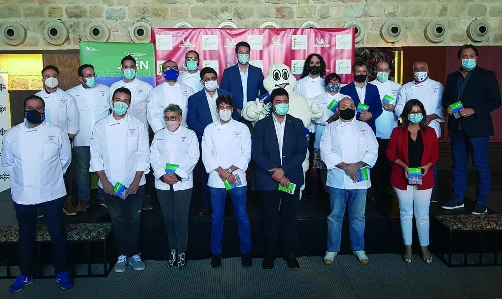 Autoridades junto a los cocineros reconocidos.  - Viva Ja&eacute;n.