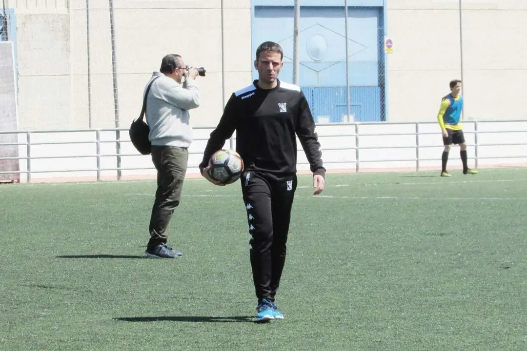 Manuel David, entrenador del equipo cadete A del Atl&eacute;tico Sanluque&ntilde;o - Ra&uacute;l J. Bustillos
