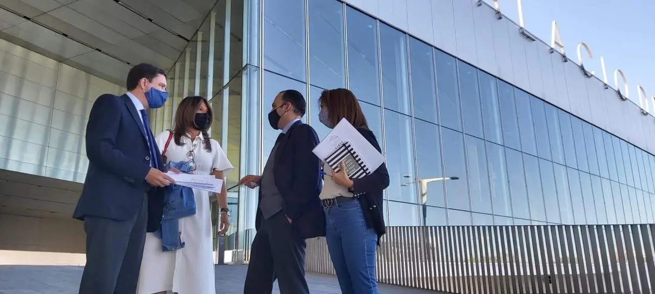 Los concejales del PP en la puerta de Contursa. - PP