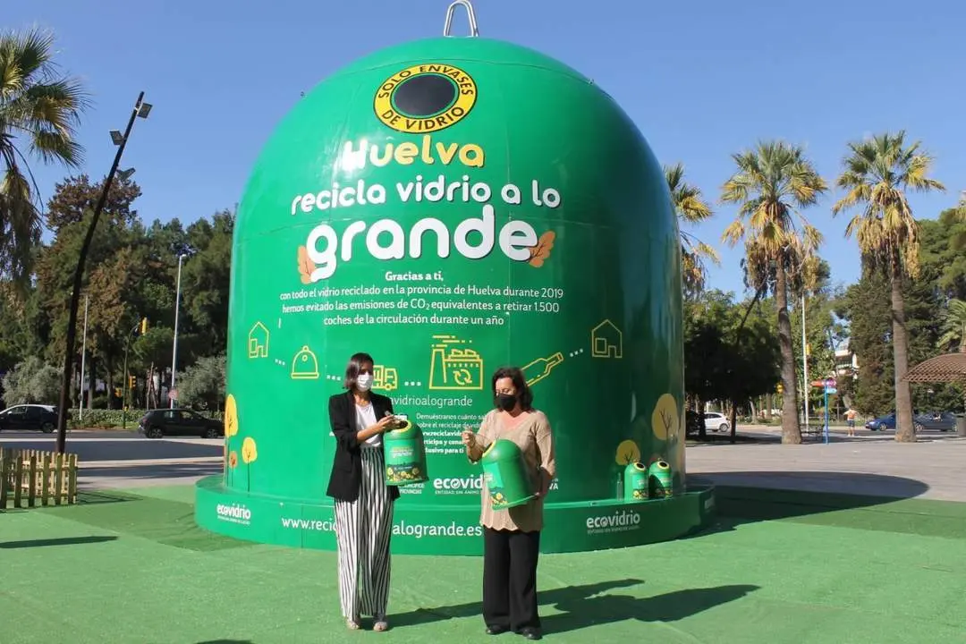 Contenedor gigante para concienciar sobre el reciclaje. - VH