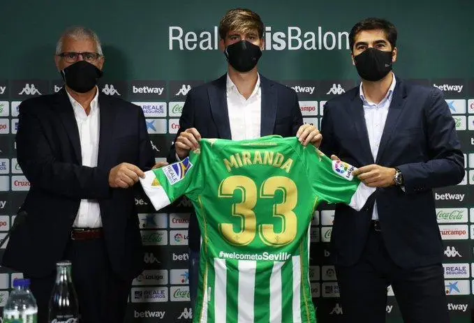 Antonio Cord&oacute;n, Juan Miranda y &Aacute;ngel Haro posan con la camiseta del Real Betis. - rbb