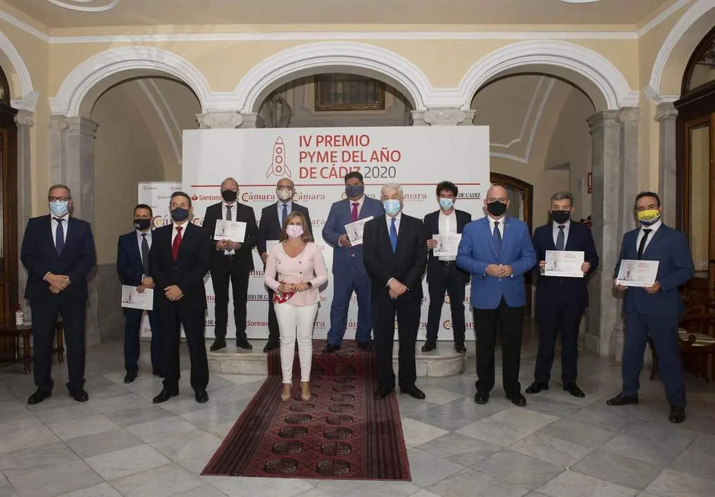 Foto familia de los premiados. - 