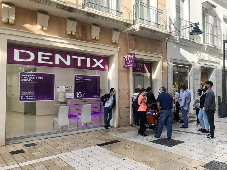 Pacientes de Dentix a las puertas de la cl&iacute;nica del centro de Huelva. - VGPALACIOS