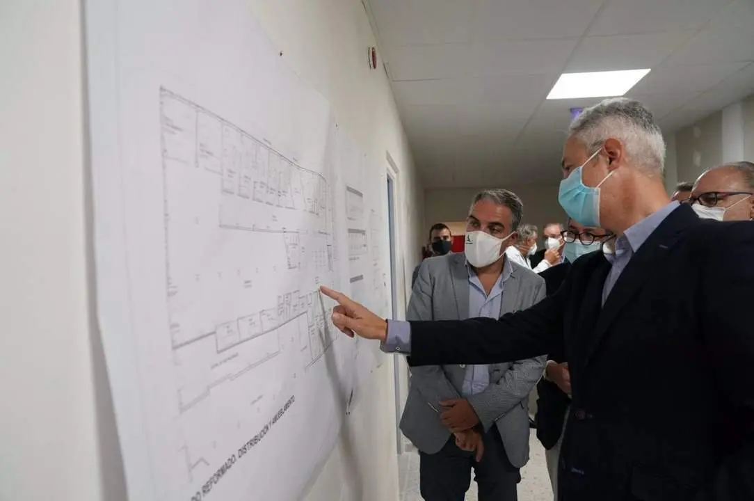 Bendodo visita el Hospital Comarcal de la Axarqu&iacute;a. - Europa Press