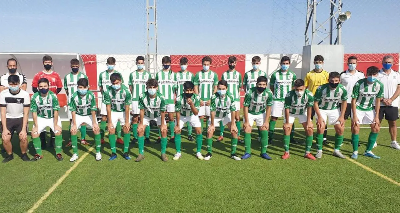 El equipo cadete A del Atl&eacute;tico Sanluque&ntilde;o antes del enfrentarse al Estrella Portuense en el Doro Stadium - A. I.