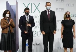El rey Felipe VI y la presidenta de la Comunidad de Madrid, Isabel D&iacute;az Ayuso, aplauden a los hermanos D&eacute;borah y Rafael Casillas Gordillo, de Concert Music Festival - EFE