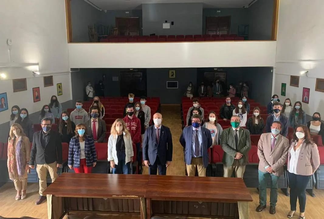 El consejero de Educaci&oacute;n con el equipo directivo del centro.  - Viva