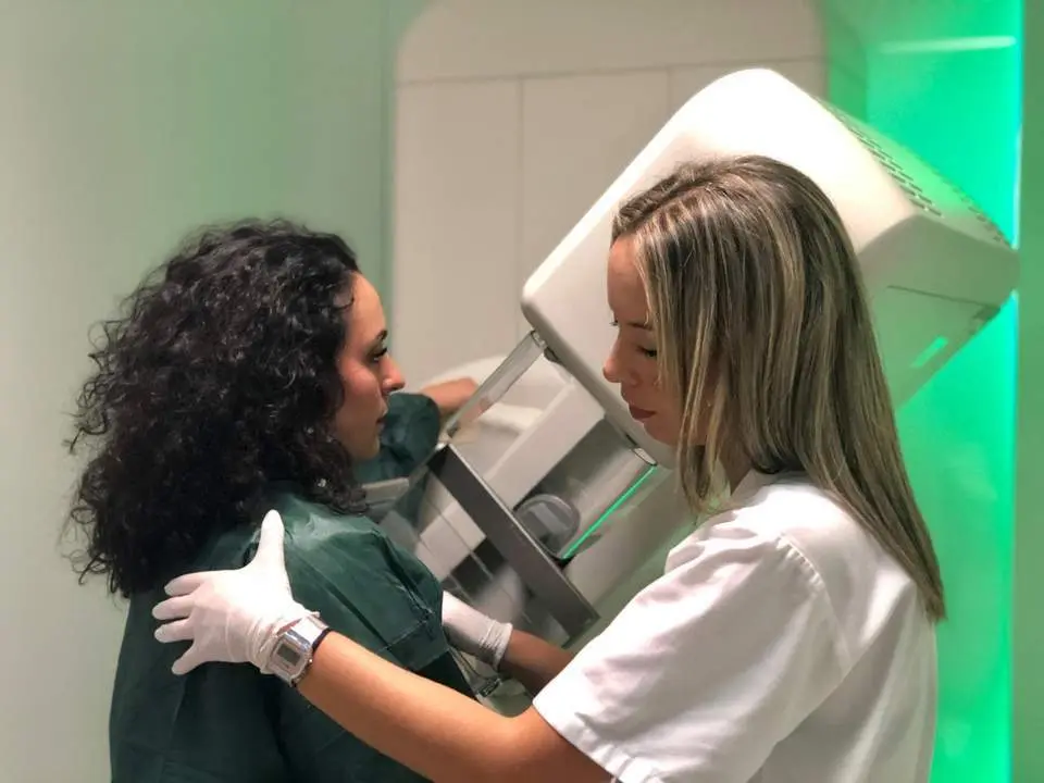 Realizaci&oacute;n de una mamograf&iacute;a. - Quir&oacute;nSalud