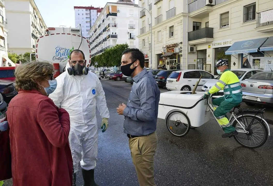 D&iacute;az comprobando la limpieza en la zona de Torres de C&oacute;rdoba - jerez.es