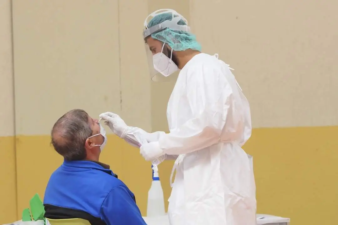Un sanitario realiza un test de Covid-19. - EP