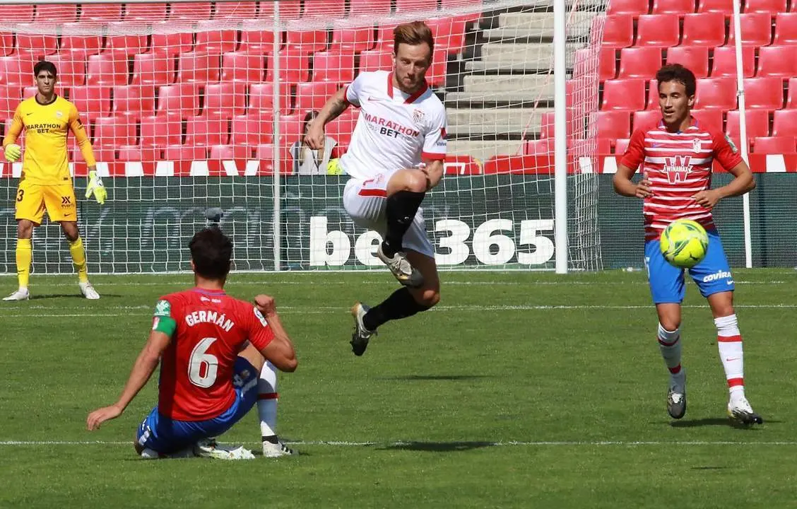 Rakitic durante el encuentro contra el Granada en Los C&aacute;rmenes. - efe