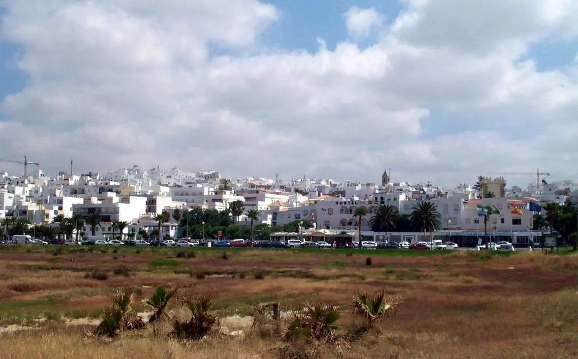Imagen de la localidadl, desde la playa Los Bateles. - Viva Conil