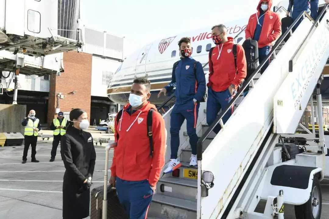 La plantilla del Sevilla aterriza en Londres para disputar el encuentro ante el Chelsea de la Champions. - sfc