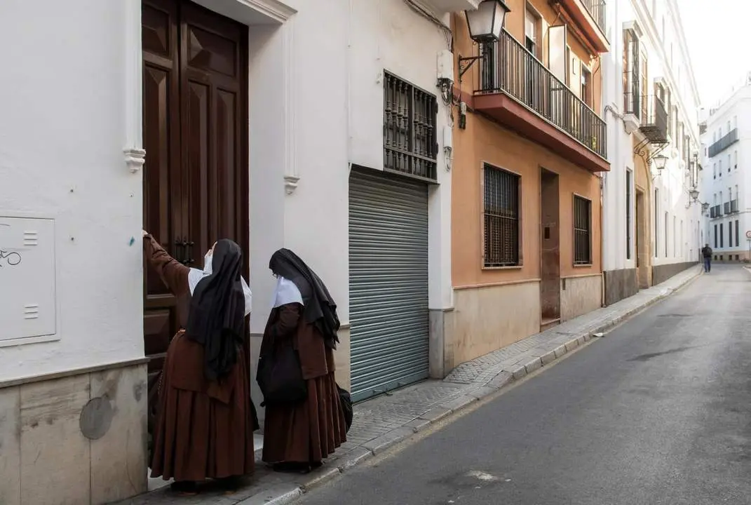 Los monjas ante el convento confinado de las hermanas de la Cruz de Sevilla. - Efe