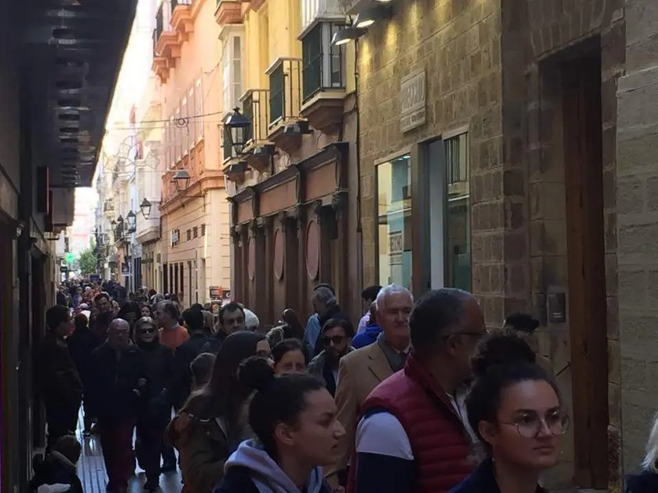 Gente por la calle Columela. - EC