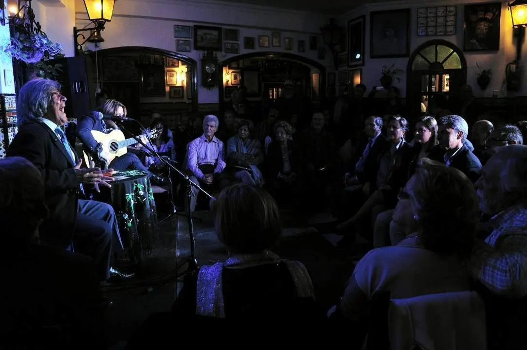 Uno de los premios, con la Leyenda Rancapino al cante. - A. Atienza