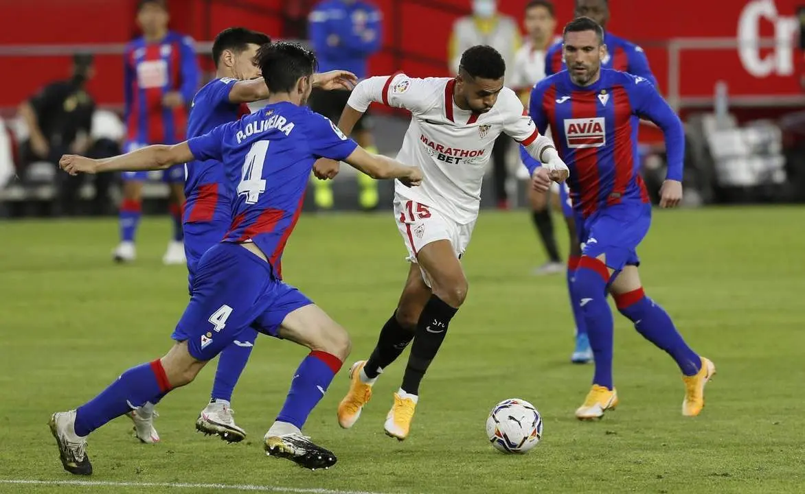 El delantero marroqu&iacute; del Sevilla, En Nesyri, durante el encuentro ante el Eibar de la jornada pasada. - efe