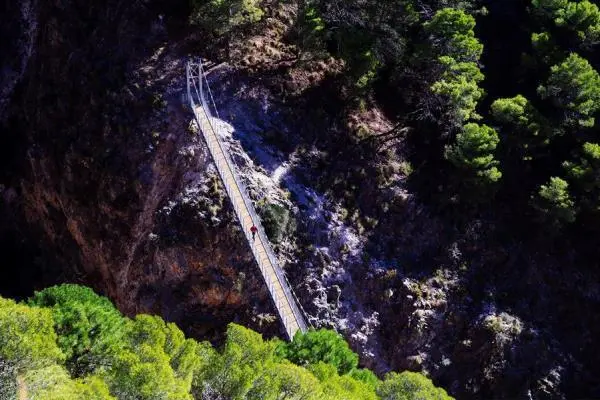 Abre el otro Caminito del Rey, uno de los mayores puentes colgantes del pa&iacute;s