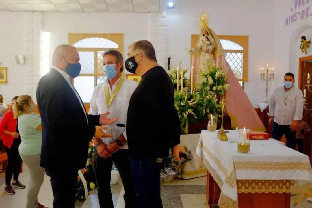 Francisco San Nicol&aacute;s, Gumersindo Reyes y Pedro Yedra junto a la Virgen Mar&iacute;a de La Algaida - A. I.