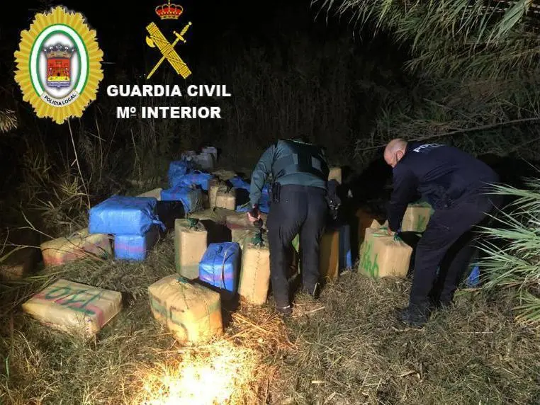Fardos localizados en una finca de Lepe. - VH