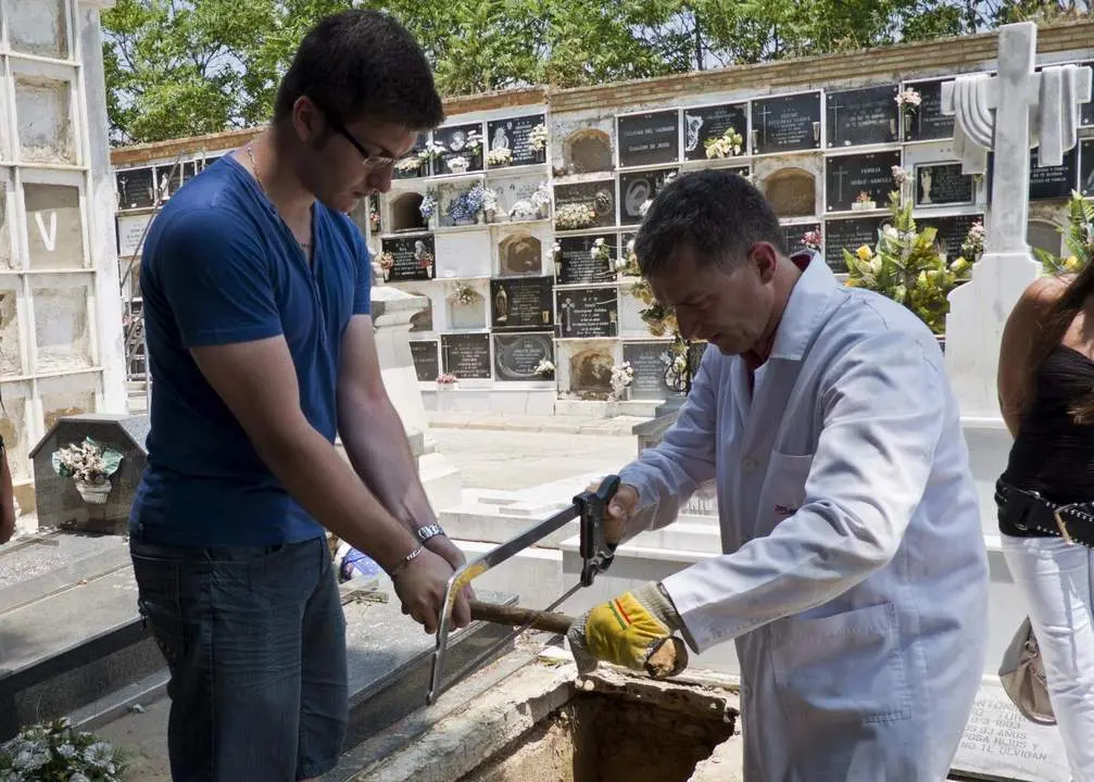 Exhumaci&oacute;n en el cementerio de La Soledad. - EFE / J.P&Eacute;REZ