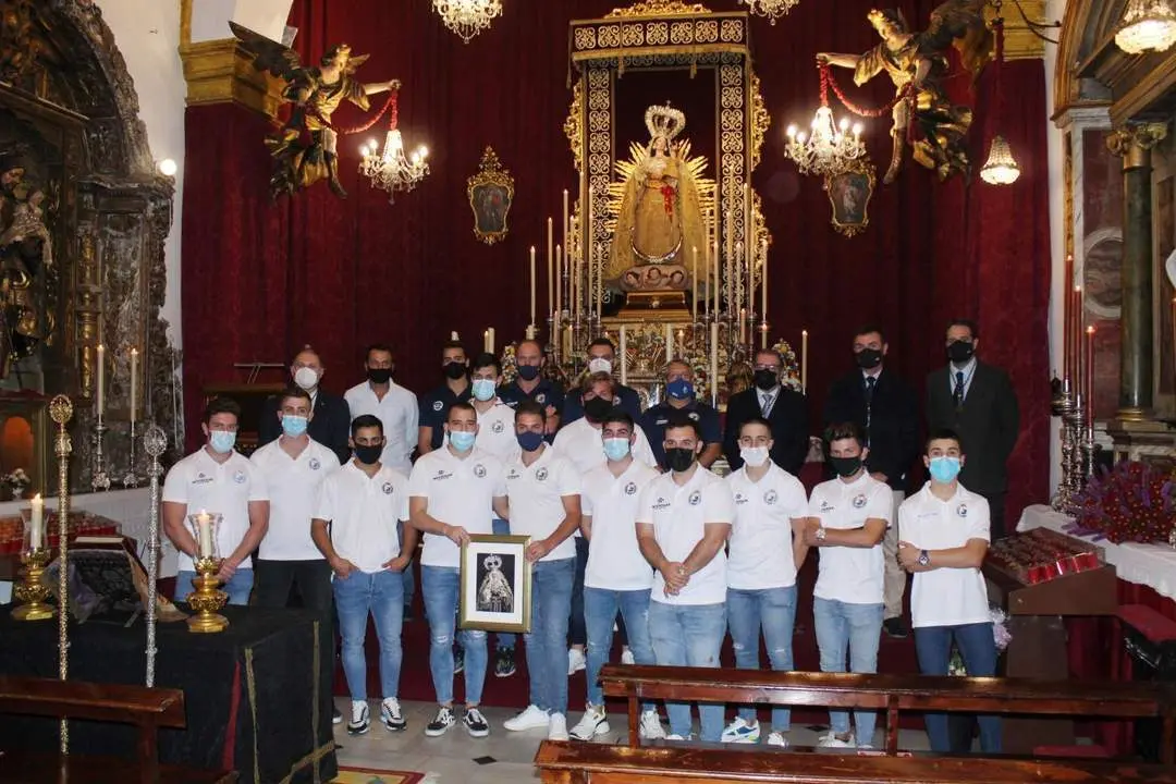 Los presentes posando junto al altar de la Iglesia de la Trinidad - Ra&uacute;l J. Bustillos